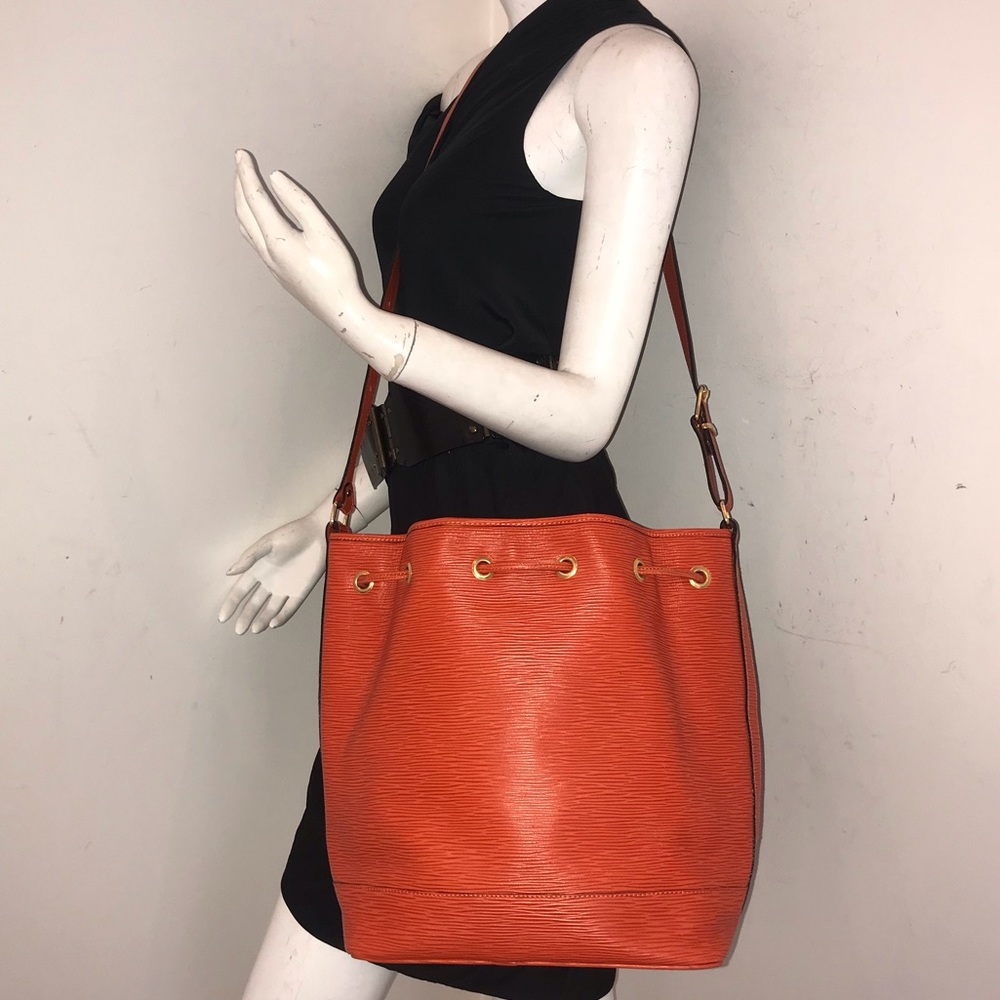 Spectacular vintage Siso epi leather orange drawstring bucket LARGE embo… - Picture 6 of 8